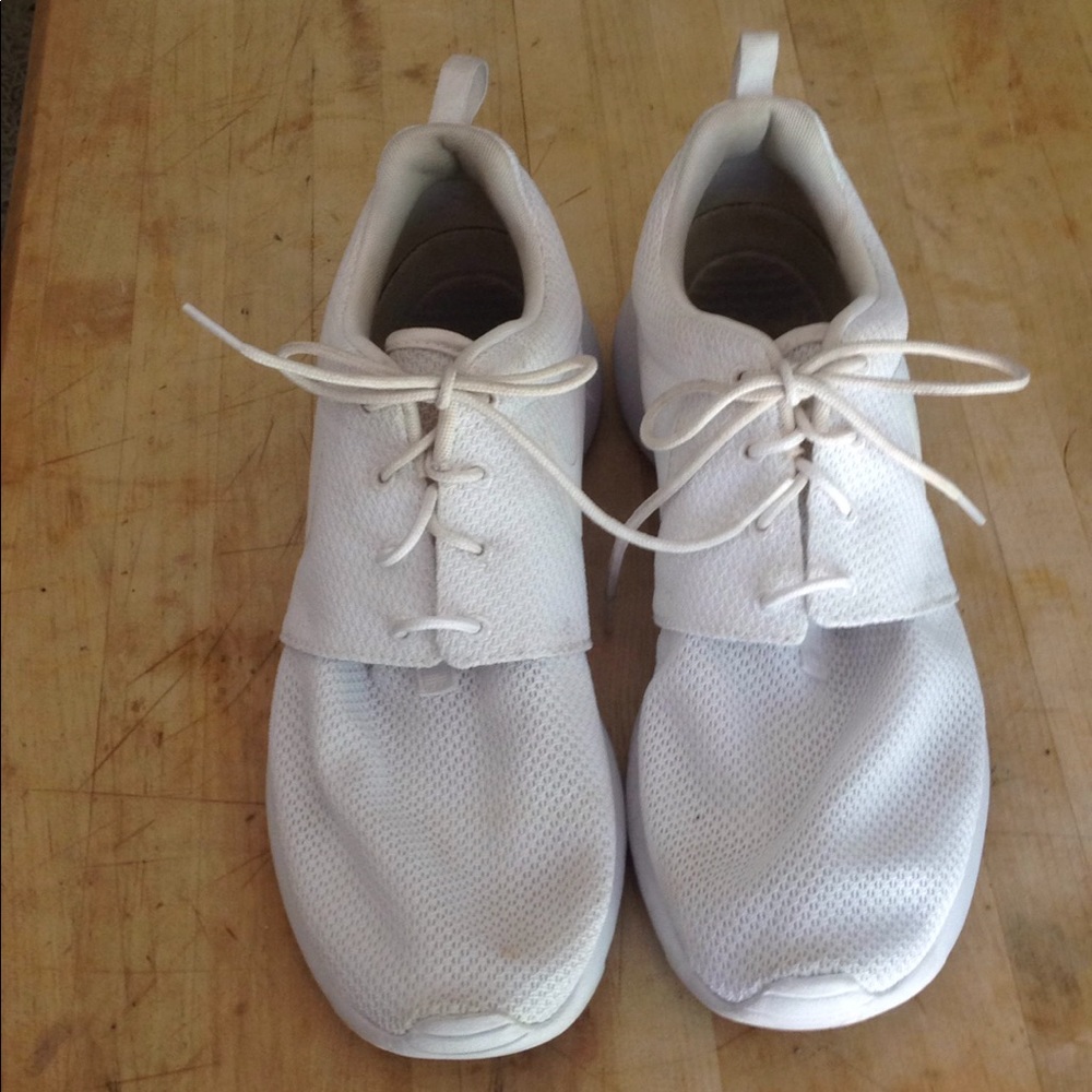 Nike men's all white roshe one size 11